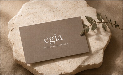 Productos de estética y belleza en una composición visual premium