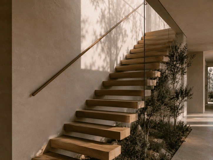 Escalera interior de arquitectura minimalista para web de estudio de interiorismo