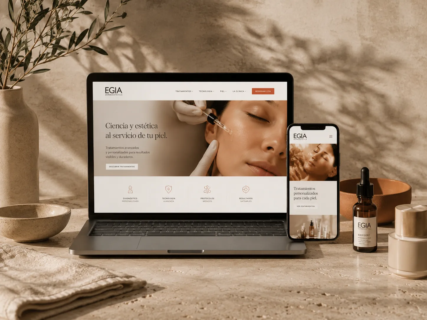Diseño web para la clínica estética Egia Dermoestética mostrado en portátil y móvil