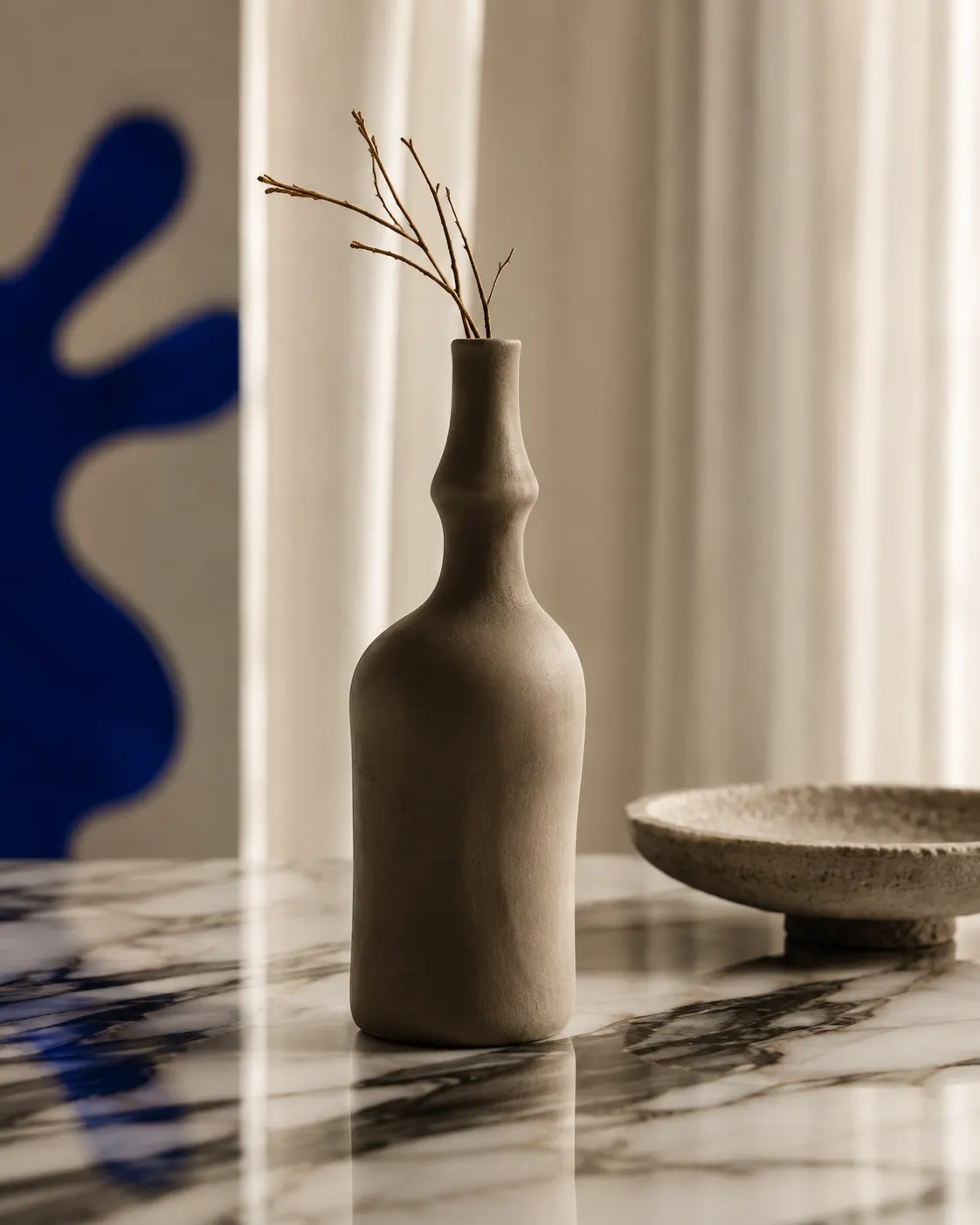 Detalle editorial de objeto decorativo sobre mármol en un proyecto de interiorismo
