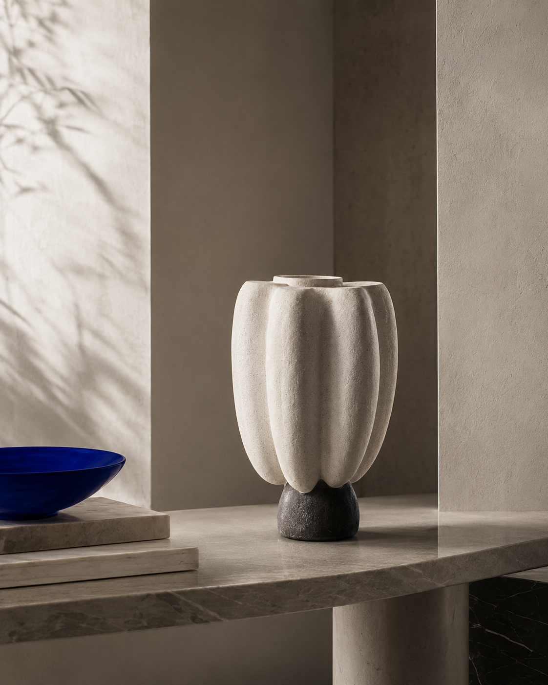 Cerámica escultórica contemporánea utilizada como referencia decorativa
