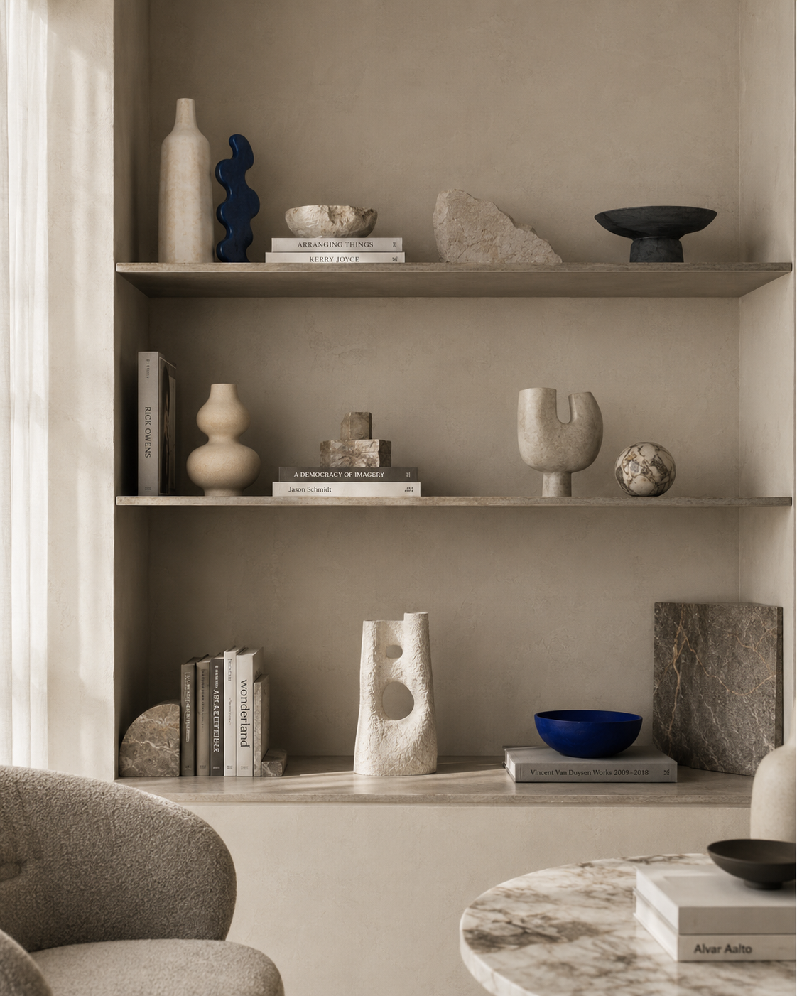 Estantería de decoración minimalista y objetos seleccionados por Estudio 17