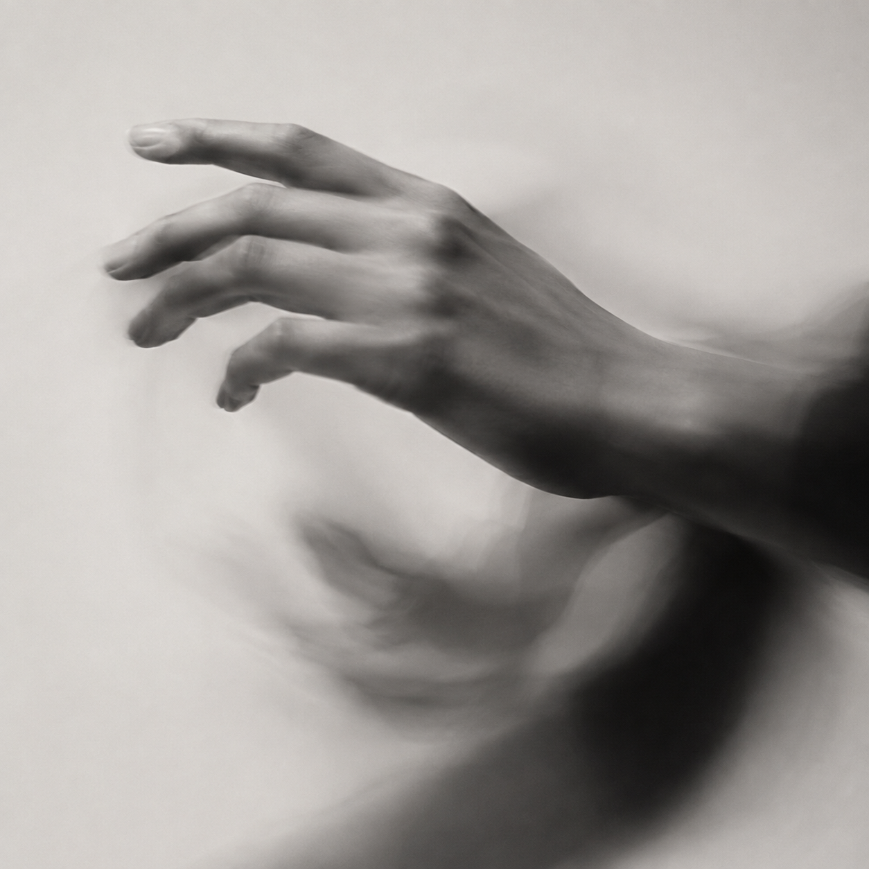 Fotografía artística en blanco y negro de una mano para el universo visual de Estudio 17